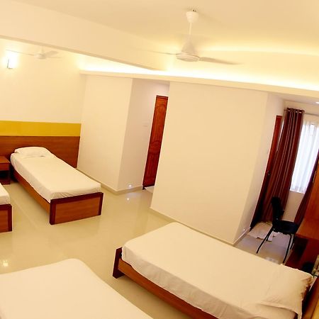 Roopmahal Hotel Thiruvananthapuram Buitenkant foto