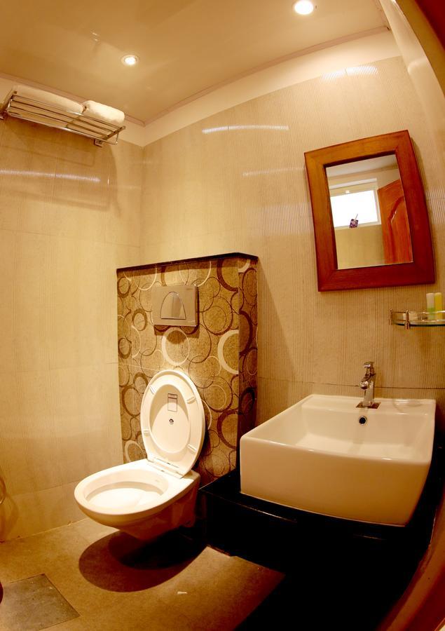 Roopmahal Hotel Thiruvananthapuram Buitenkant foto