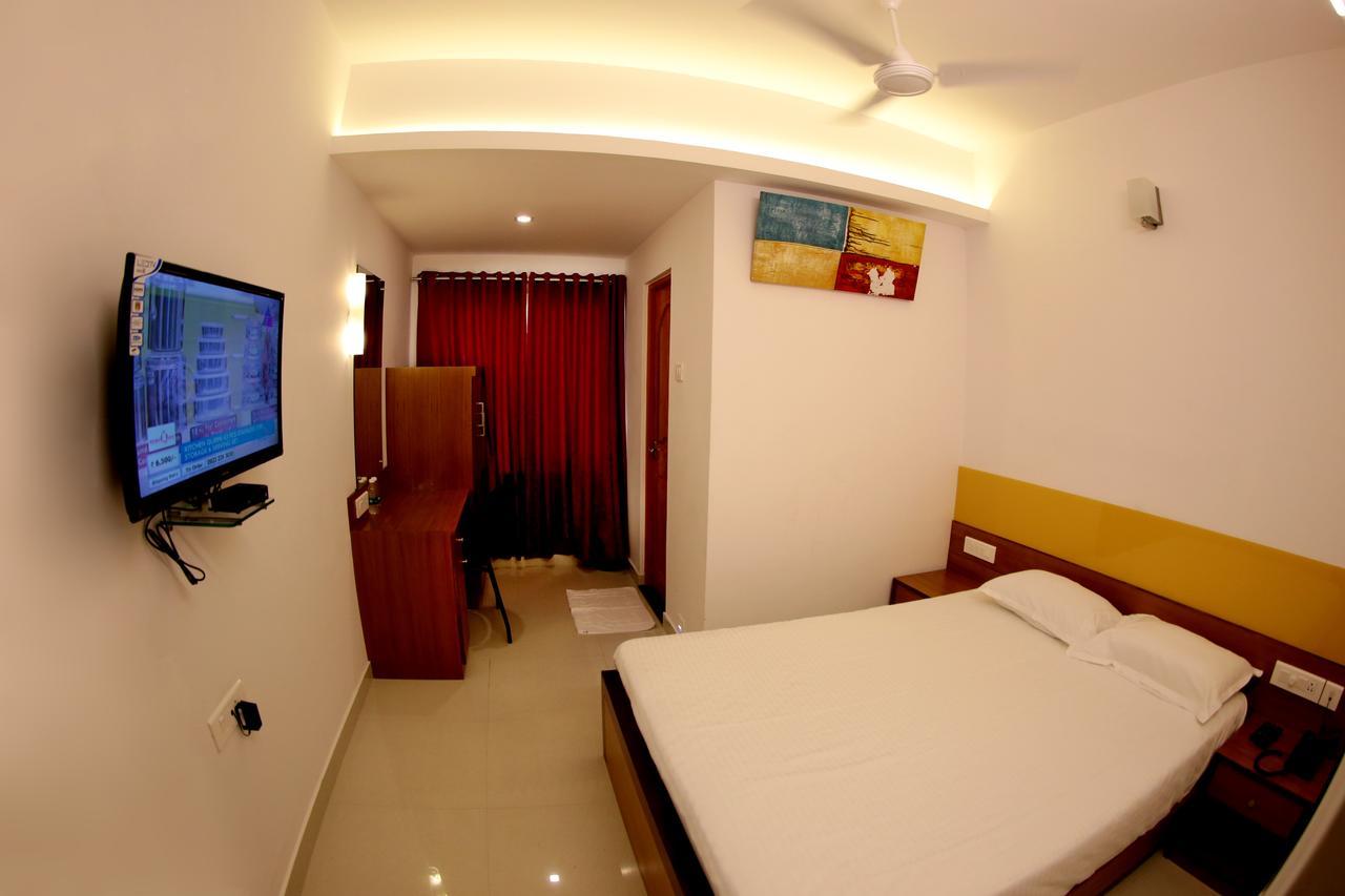 Roopmahal Hotel Thiruvananthapuram Buitenkant foto