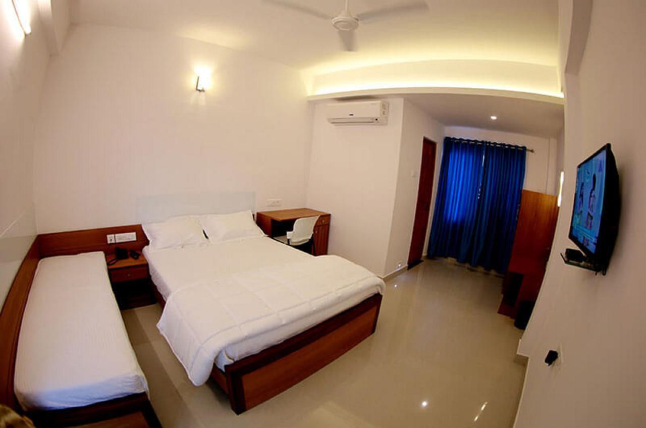 Roopmahal Hotel Thiruvananthapuram Buitenkant foto