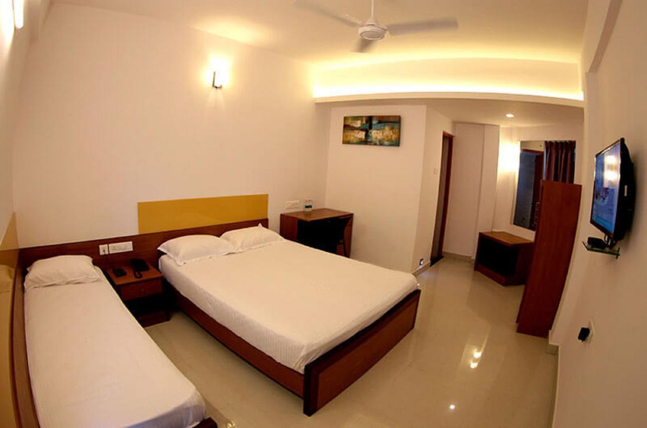 Roopmahal Hotel Thiruvananthapuram Buitenkant foto