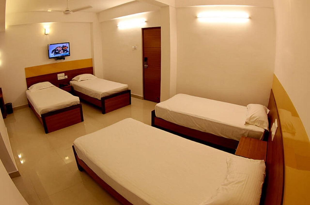 Roopmahal Hotel Thiruvananthapuram Buitenkant foto